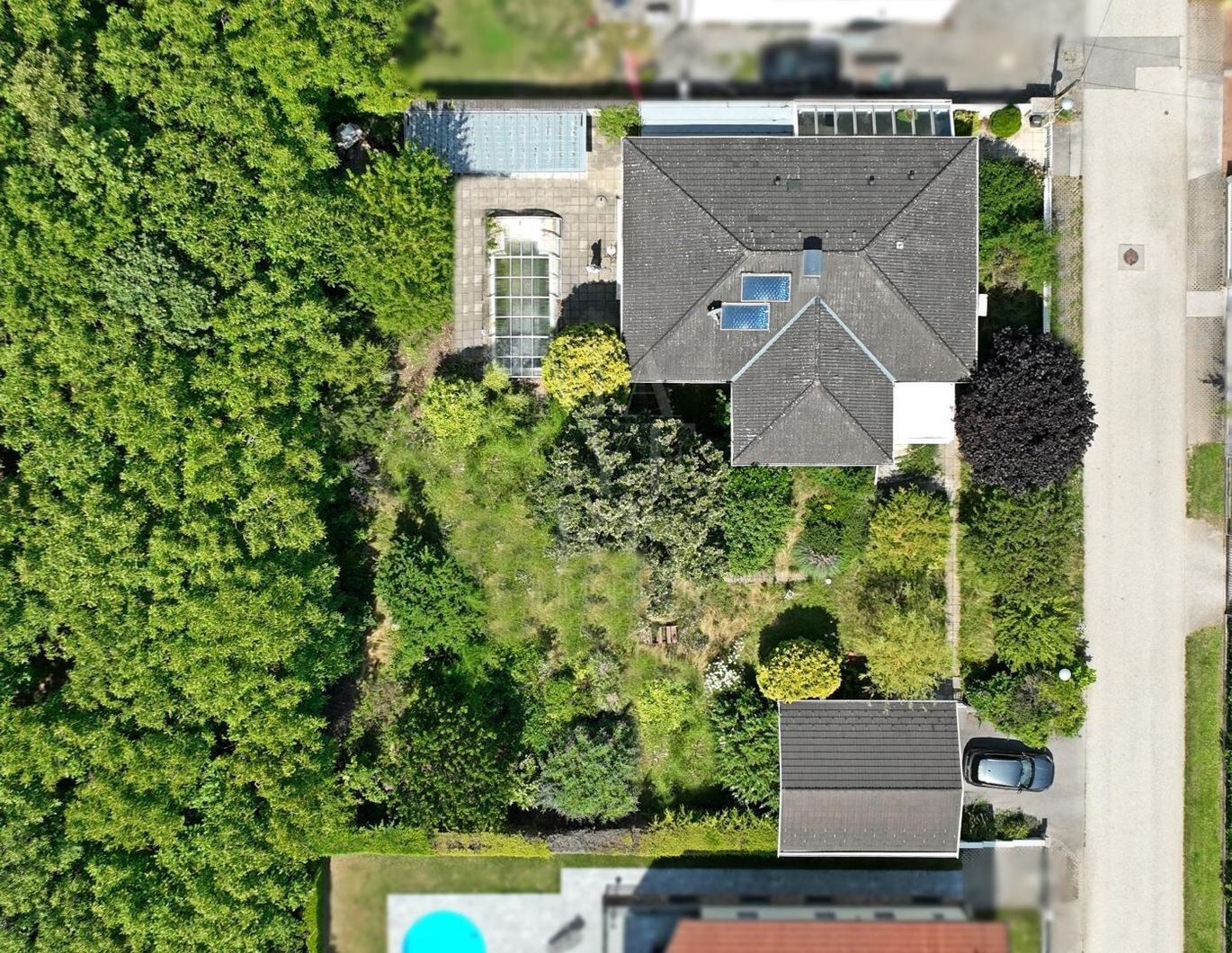 Großes Grundstück mit Einfamilienhaus *Luftwärmepumpe, Pool und Garagen*