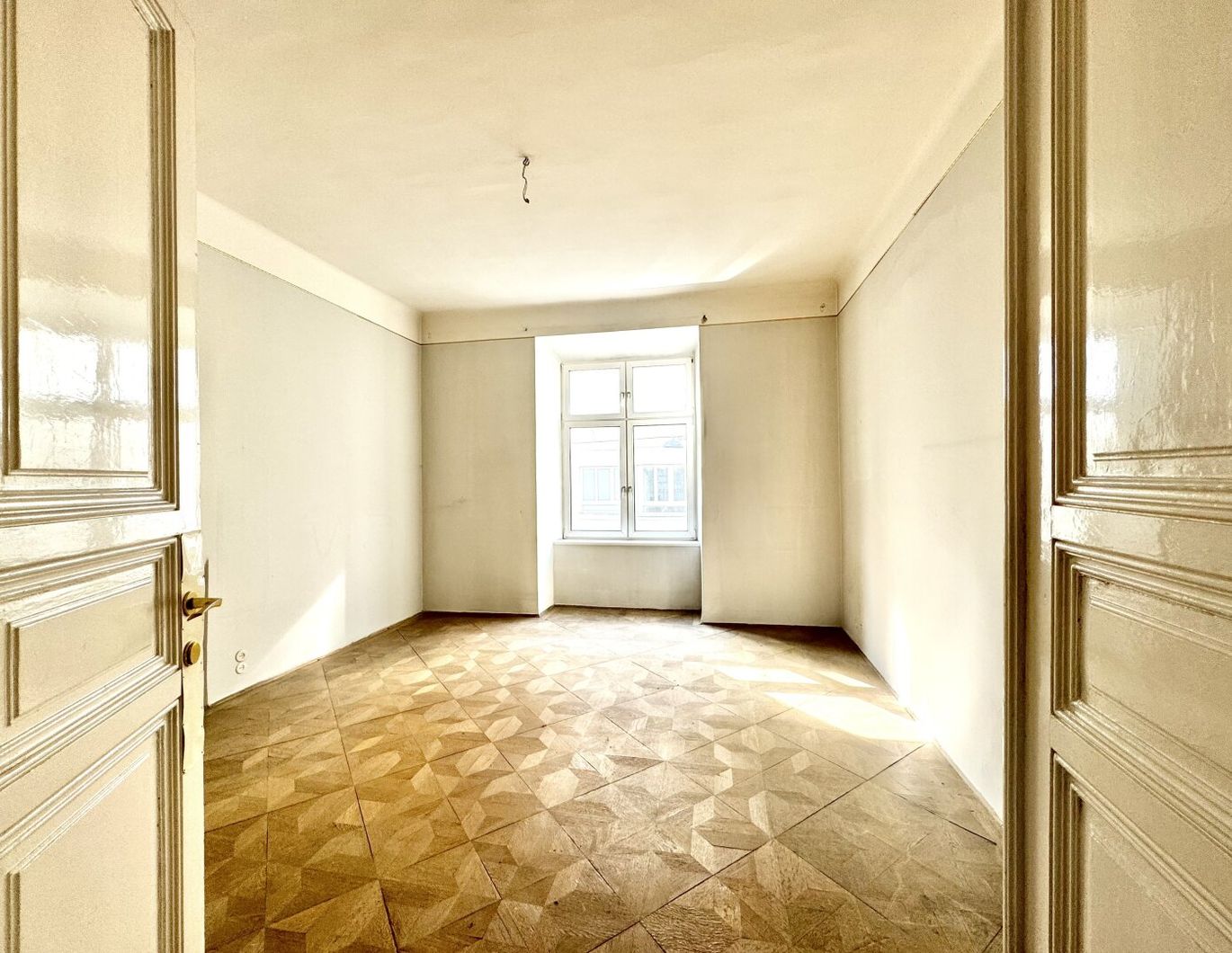 Toplage mitten im 7. Bezirk direkt bei Neubaugasse! Mehrere Wohnungen im Haus verfügbar!