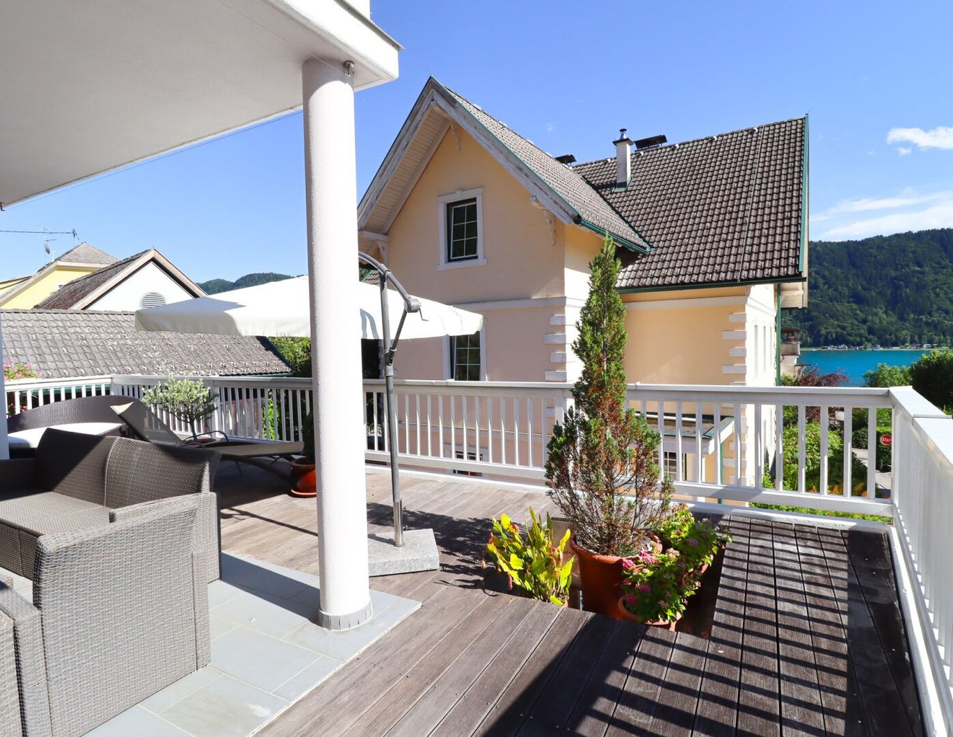Wohnen mit Seeblick in Luxuswohnung mit 30m² Terrasse und Gartennutzung - vollmöbliert