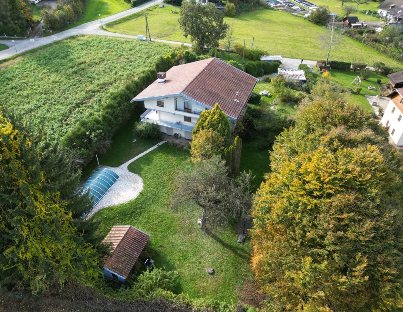 Großzügiges Wohnhaus mit 3 Zimmern zur Vermietung und riesigem Garten mit Pool!