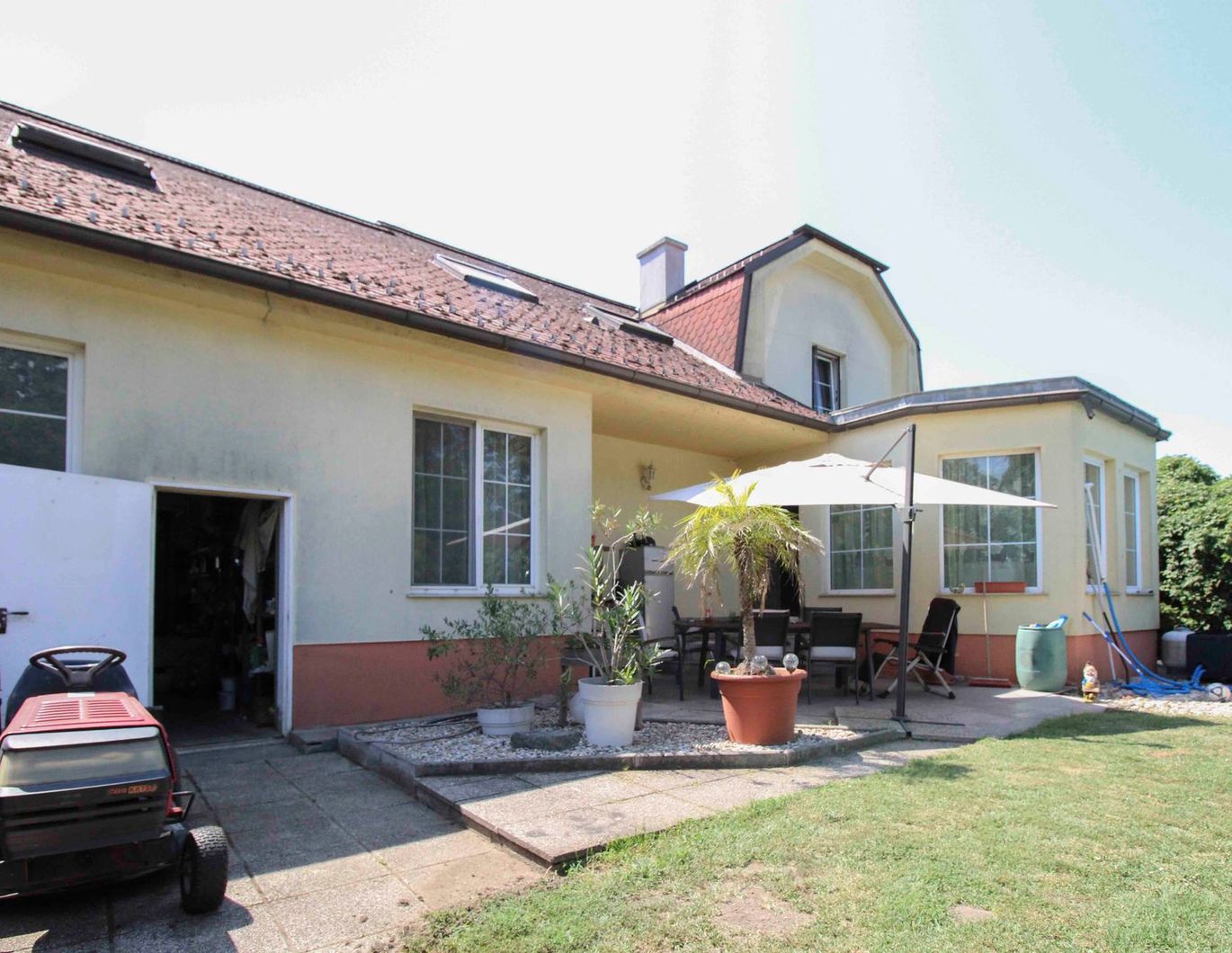 Großzügiges Haus mit großer Garage und schönem Garten !