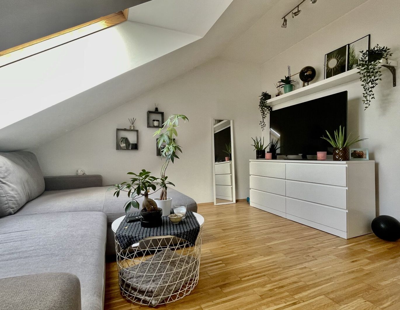 Neuwertige Dachgeschoss-Wohnung in der Bahnhofstrasse 38A zu vermieten!