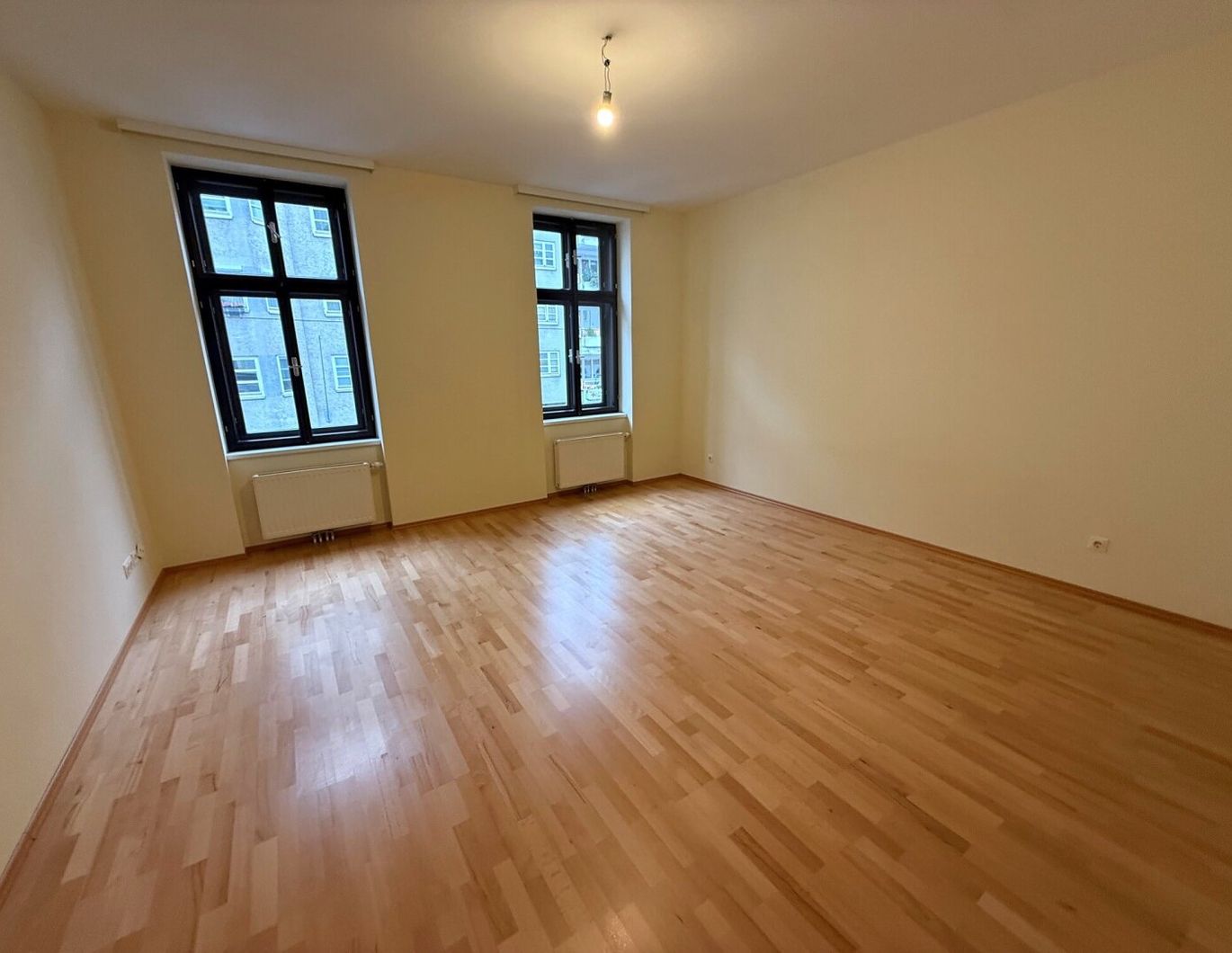 2 Zimmer Altbauwohnung in der Storchengasse - nur ca. 3 - 4 Gehminuten zu den U-Bahnen U4 & U6