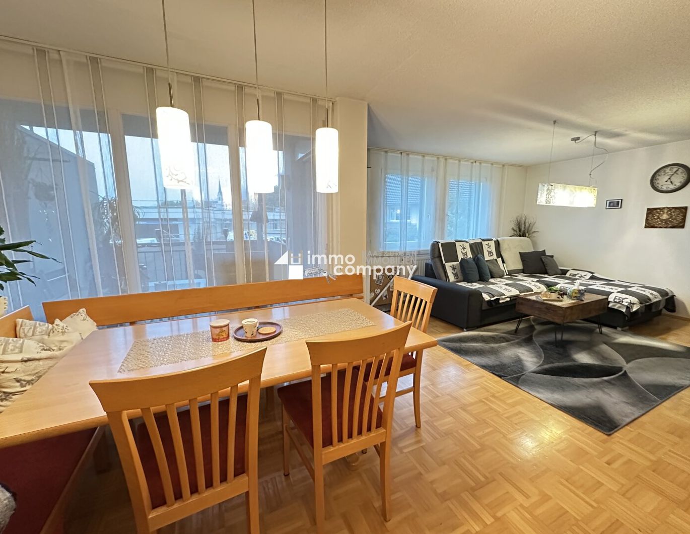 ! Einmalige Chance ! Ausgezeichnetes Preis-Leistungs-Angebot für diese großzügige 4-Zimmer-Maisonetten-Wohnung mit ZWEI Tiefgaragenplätzen, in Frastanz, sehr geräumiges, verschließbares Kellerabteil.