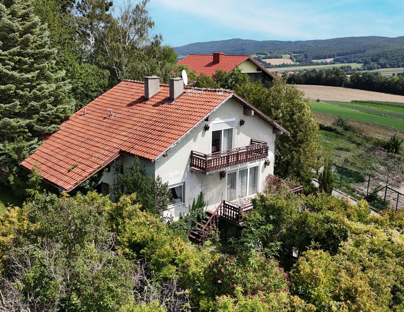 Landhaus mit Potential auf Anhöhe mit traumhaftem Weitblick ins Land