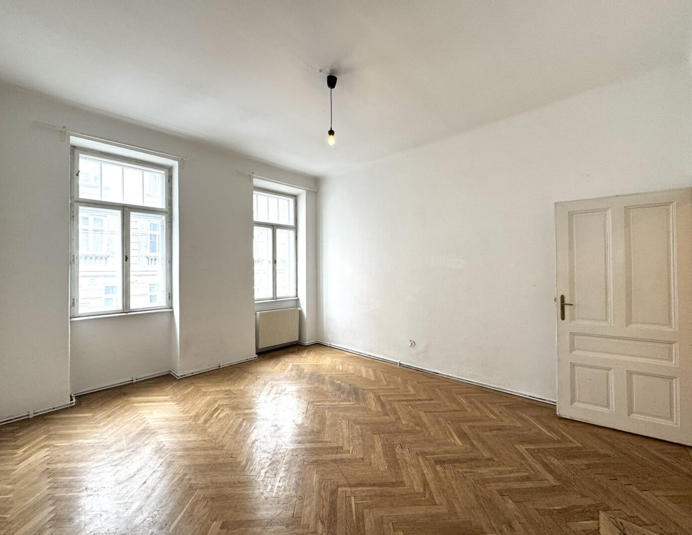 Gut angelegter 3-Zimmer-Altbau in Hof- und Straßenlage nächst U3!