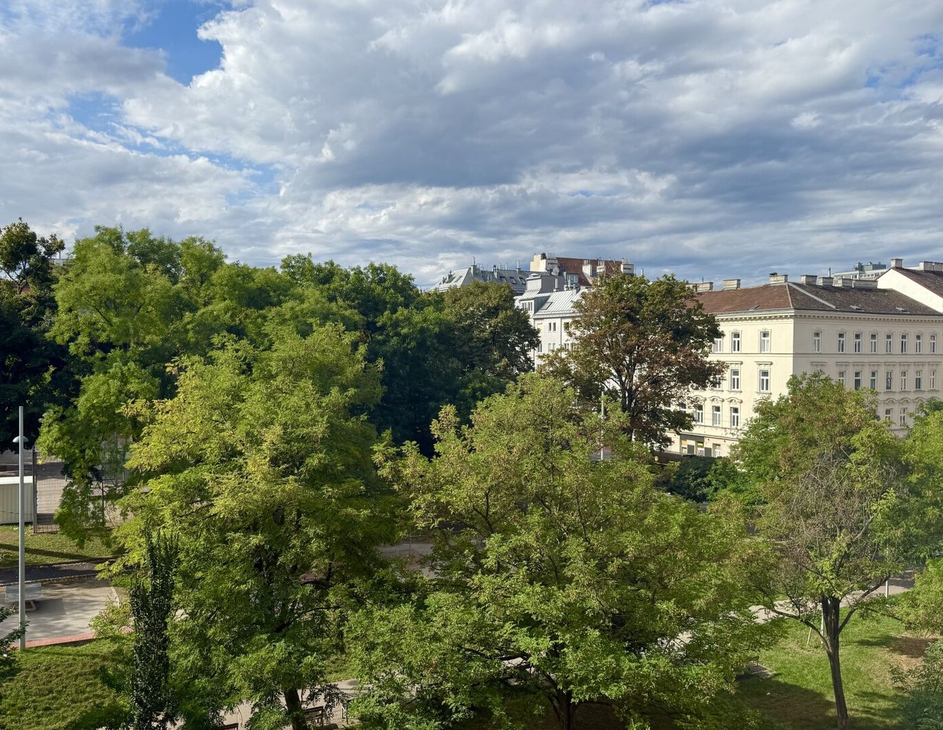 Loggia mit Blick ins Grüne I Klimaanlage & Fernwärme I 1er Bim & Einkaufsmöglichkeiten in direkter Umgebung