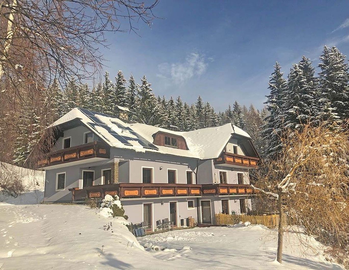 Steirische Alpen mit Südlage: Wohnhaus mit Tourismus-Option im Ski- und Wandergebiet