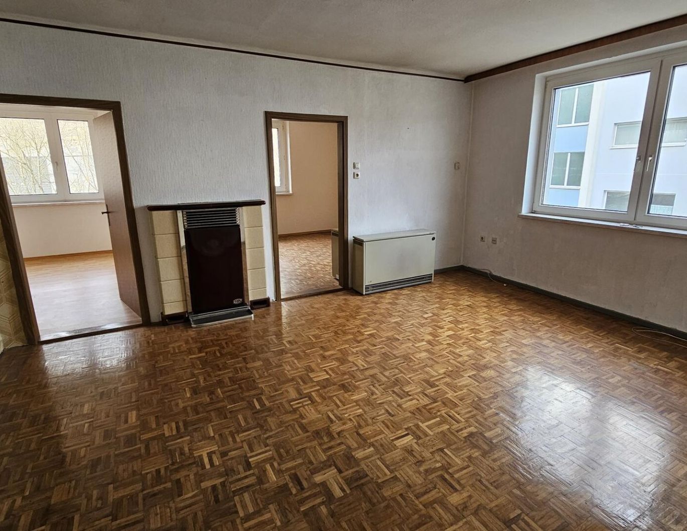 3 Zimmer Genossenschaftswohnung zur Selbstrenovierung - neben Fröschnitzbach und Bahnanlage