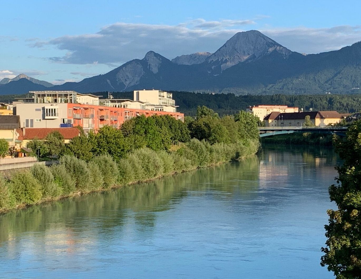 GEPFLEGTE EIGENTUMSWOHNUNG MIT BALKON UND STELLPLATZ IN ZENTRALER LAGE VON VILLACH
