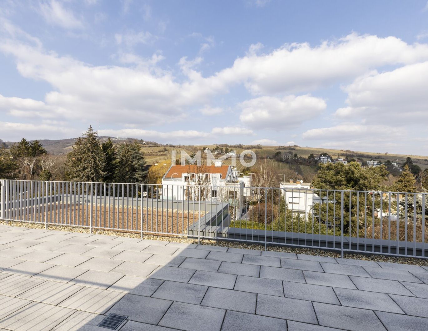 Luxuriöse Penthouse Wohnung mit großer Dachterrasse und Blick in die Weinberge!