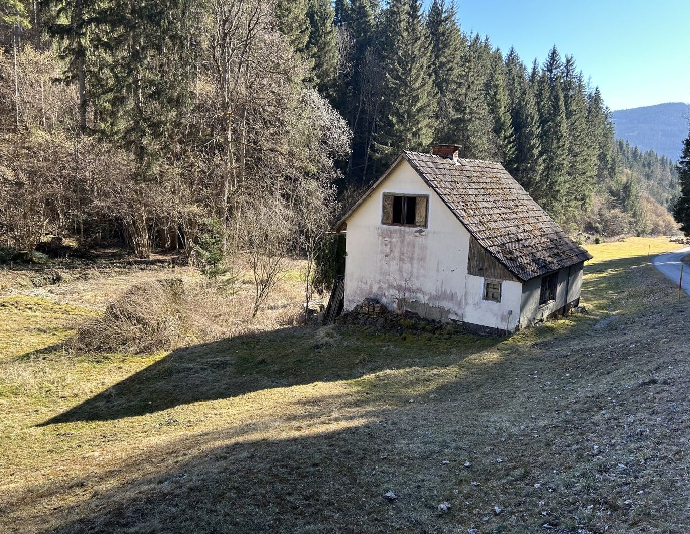 Einzigartige Liegenschaft mit 4397 m², Bach und Wiese für Naturliebhaber - abbruchreifes Haus