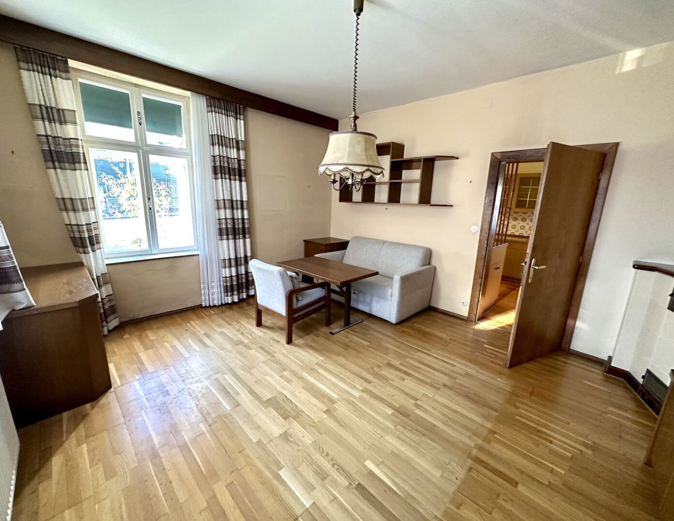 Schöne, großzügige 4-Zimmer Wohnung im Altbaujuwel im Zentrum von Weiz