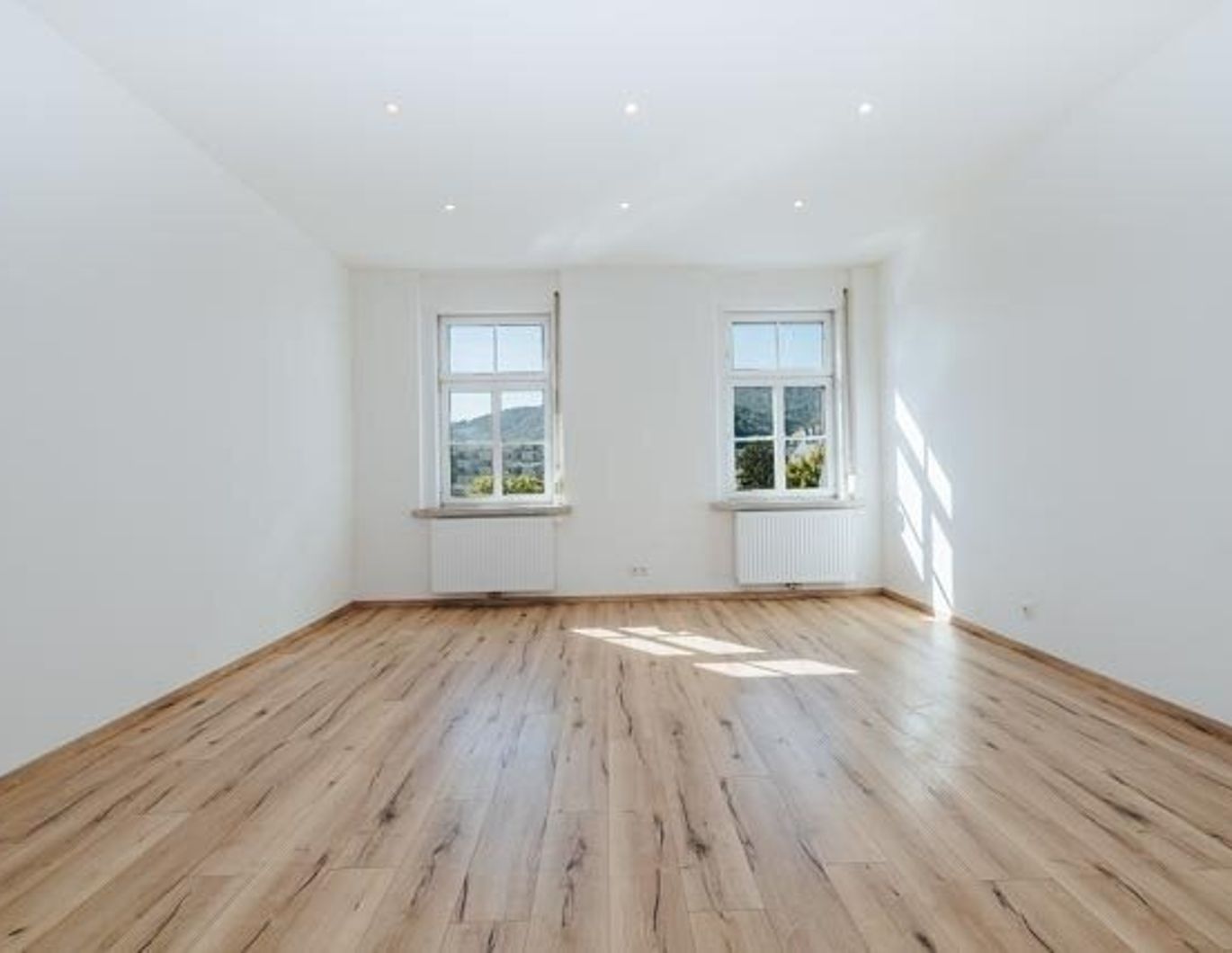 BALKON I KOMPLETT SANIERT I 3. OG MIT LIFT I BAHNHOFNAHE LAGE I HELL & FREUNDLICH I MODERNES BADEZIMMER MIT EBENERDIGE DUSCHE I PROJEKT WOHNEN I