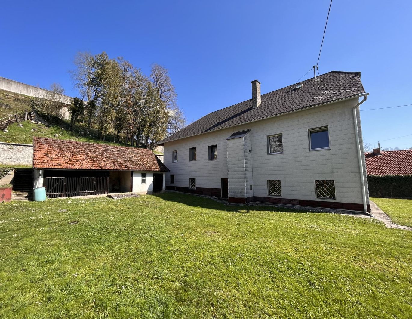 Historisches Haus mit großem Garten