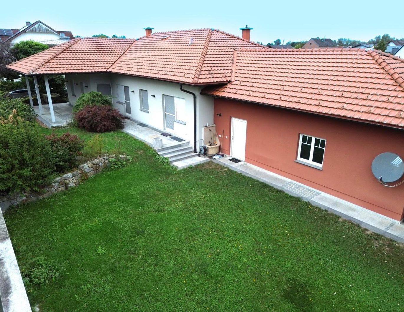 NEUER PREIS! XXL Traum Bungalow mit Kachelofen überdachter Terrasse, Gartenoase, Wohnkeller und Doppelgarage im Laahfeld /Ansfelden