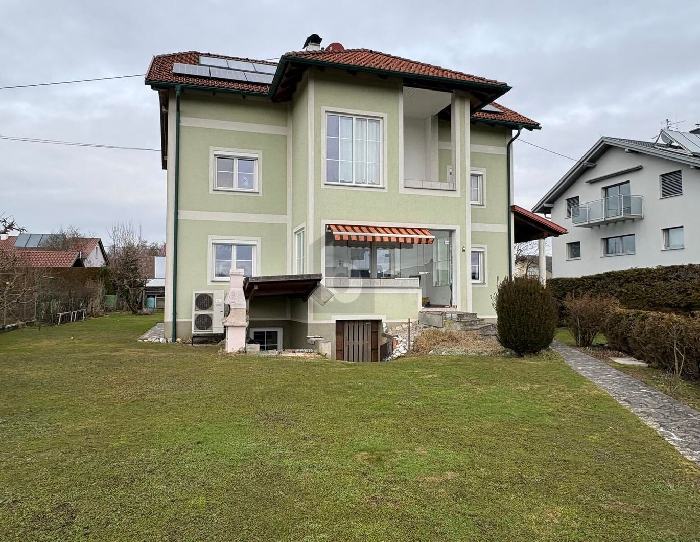 GROSSZÜGIGES EINFAMILIENHAUS IN ZENTRALER RUHELAGE MIT POOL