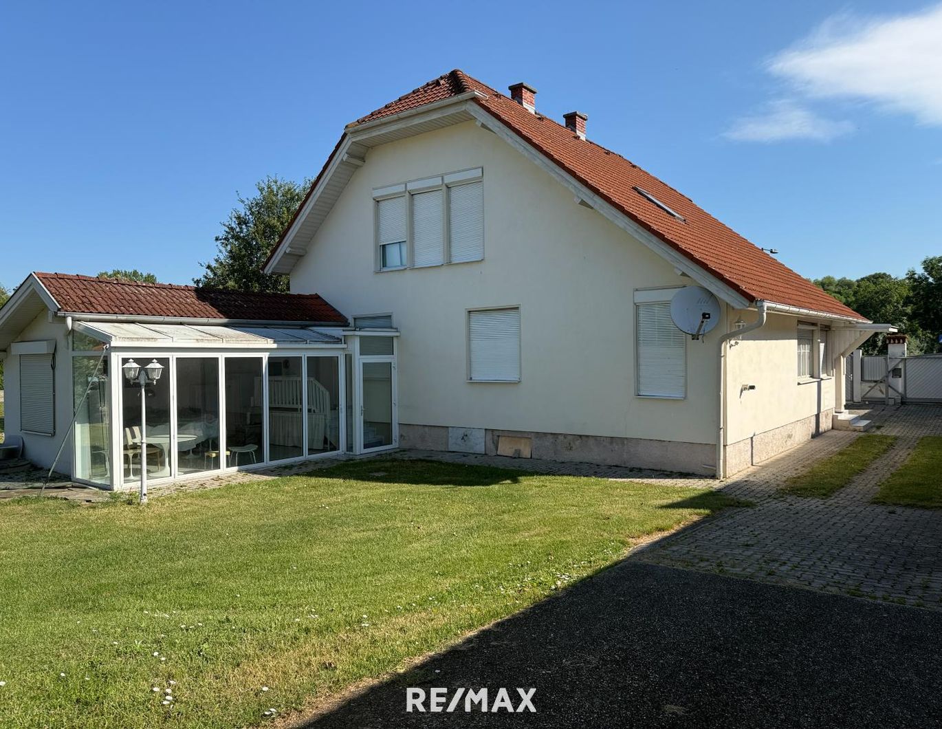 Villa mit Wintergarten und Nebengebäude