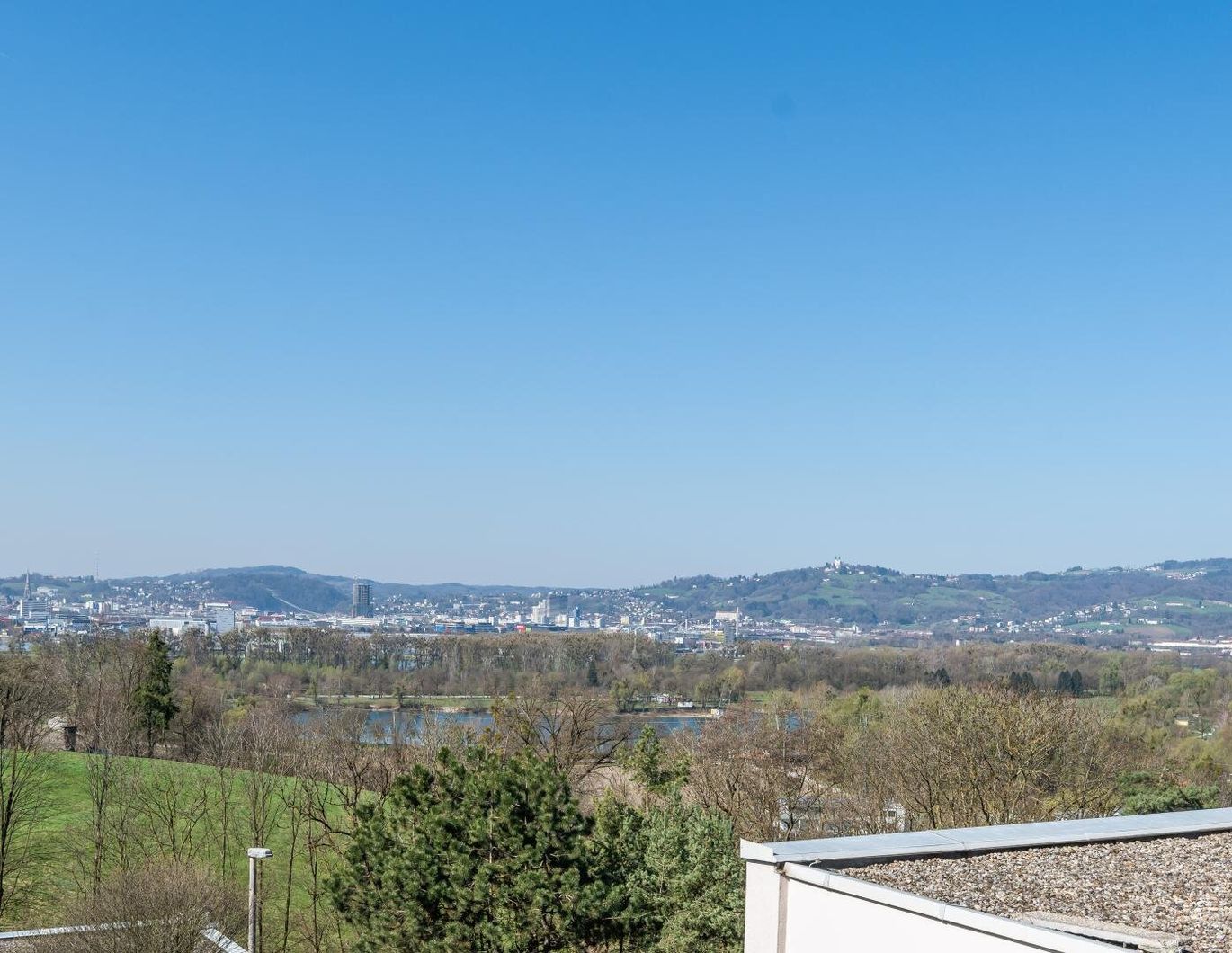 Ruhig gelegen mit traumhafter Aussicht - großzügige 3-Zimmerwohnung in begehrter Lage am Stadtrand von Linz