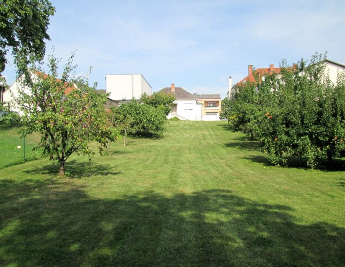 Für Gartenliebhaber - kleines, erweiterbares Haus mit wunderbarem, top-gepflegtem Garten in zentraler Ortslage!