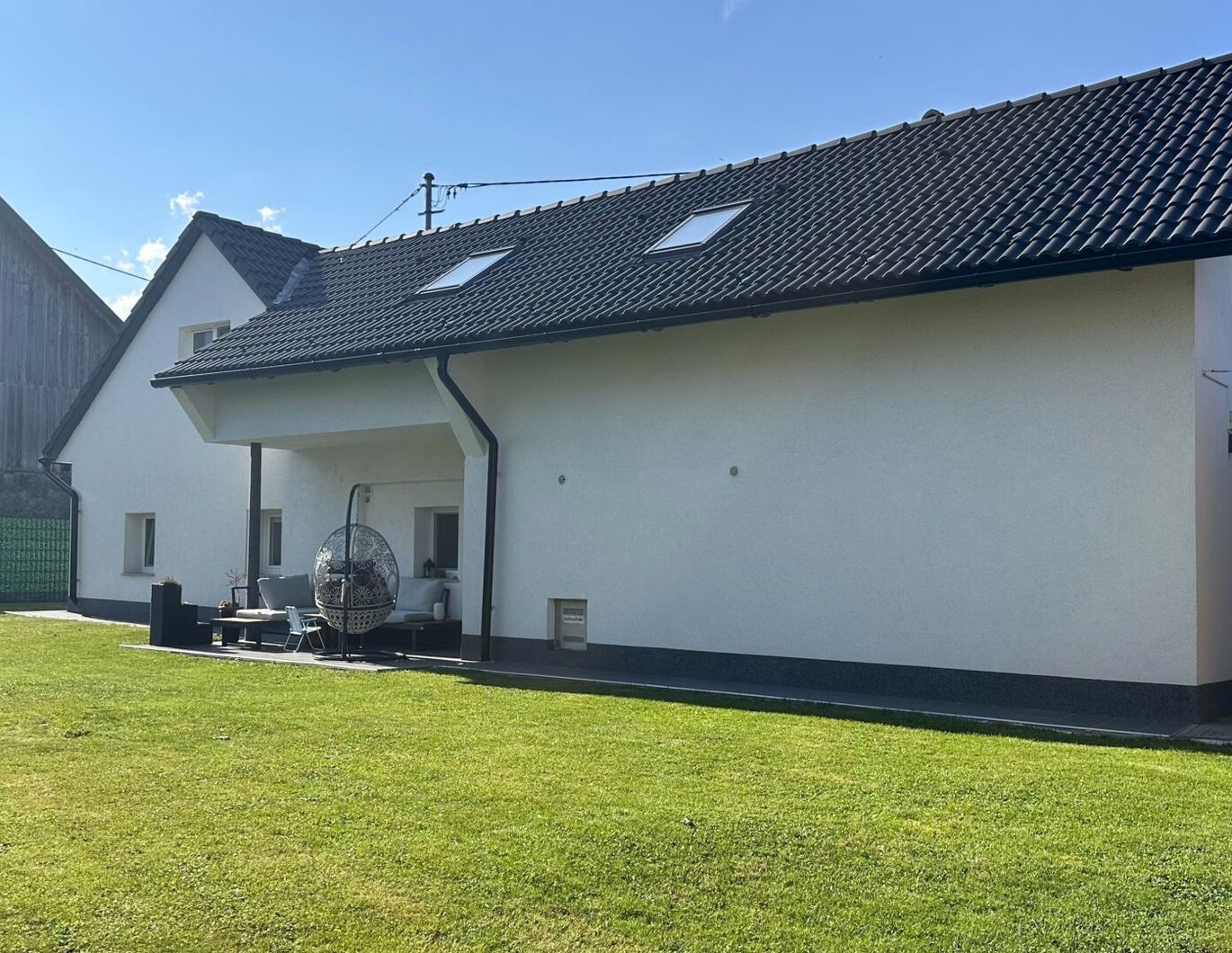 Saniertes Haus mit Platz für den Pool im Sommer