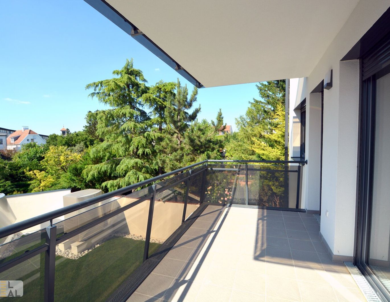 ZENTRAL UND RUHIG - TEILMÖBLIERTE TERRASSENWOHNUNG MIT FERNBLICK INS GRÜNE