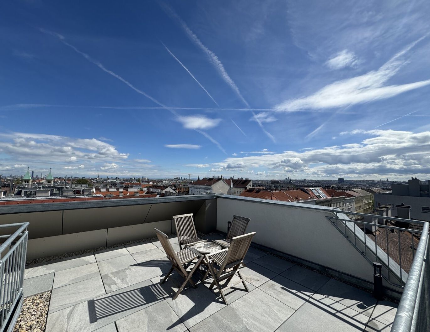 Exklusives & voll ausgestattetes Dachgeschoß-Apartment mit PANORAMADACHTERRASSE