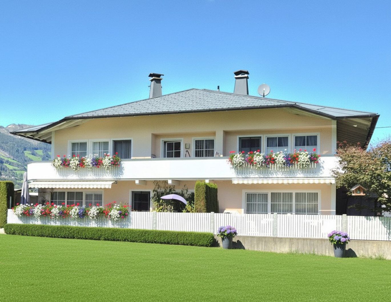 Landhausvilla mit zwei modernen Wohneinheiten mit Golfplatzblick !