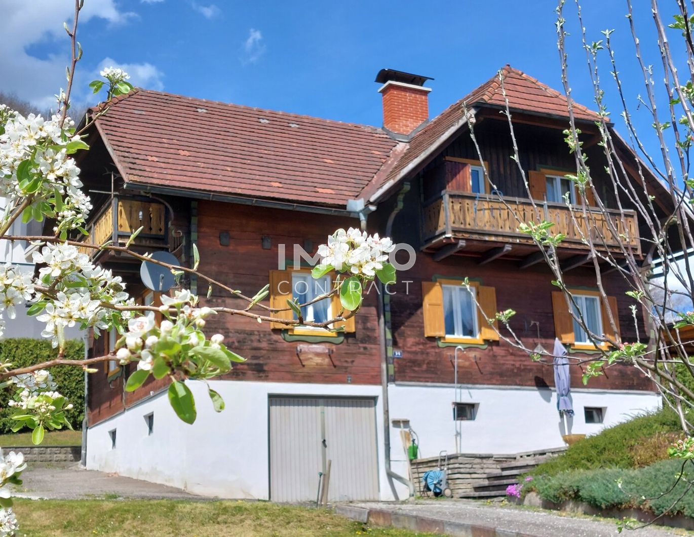 HOLZBLOCKHAUS MIT SCHÖNEM GRUND UND FERNBLICK