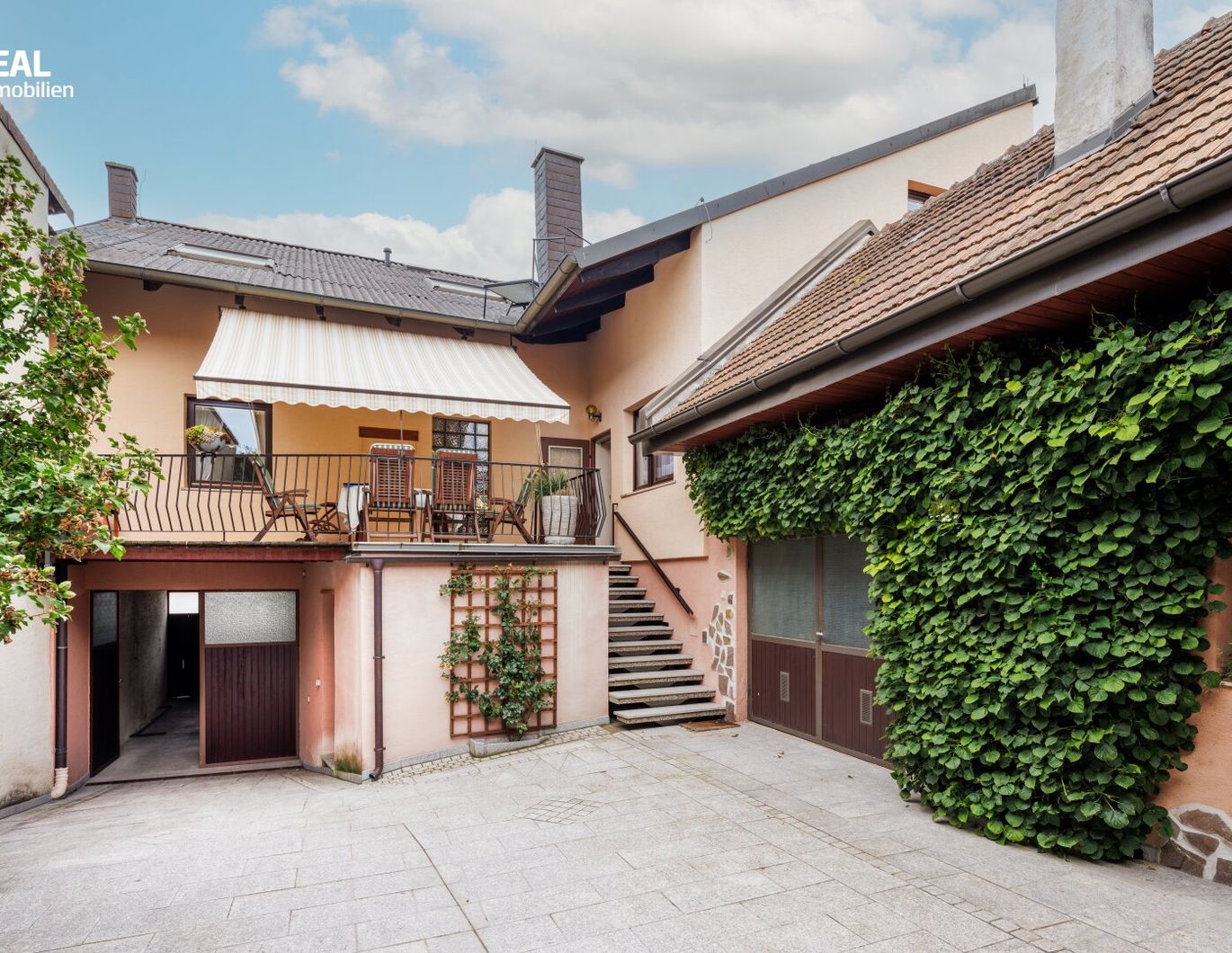 Einmalig attraktives Wohnhaus mit Traumgarten, Pool, Garagenplätzen und großen Nebengebäuden
