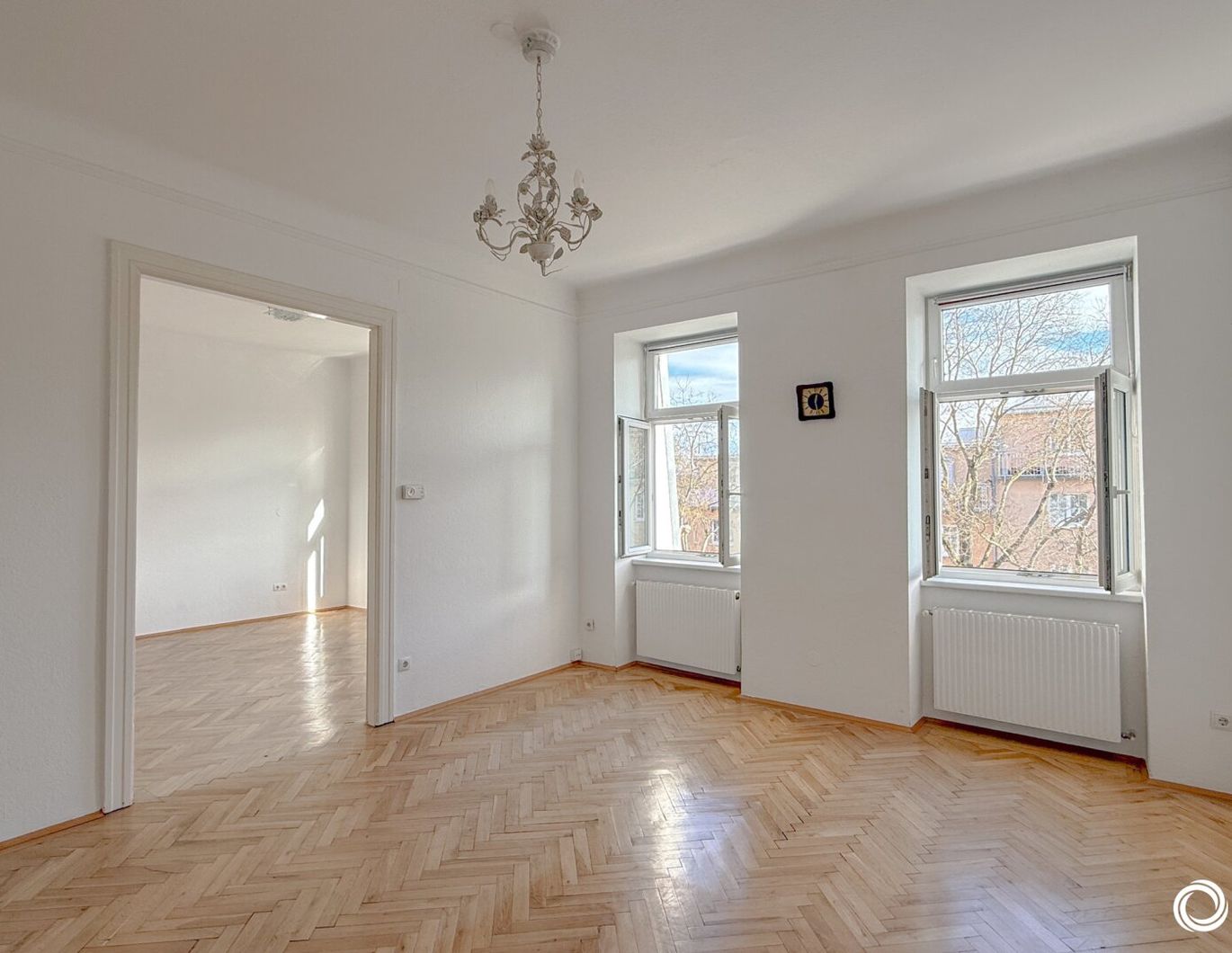 1180// 2,5 Zi - stilvoller Altbau mit Balkon in Gersthofer Bestlage!