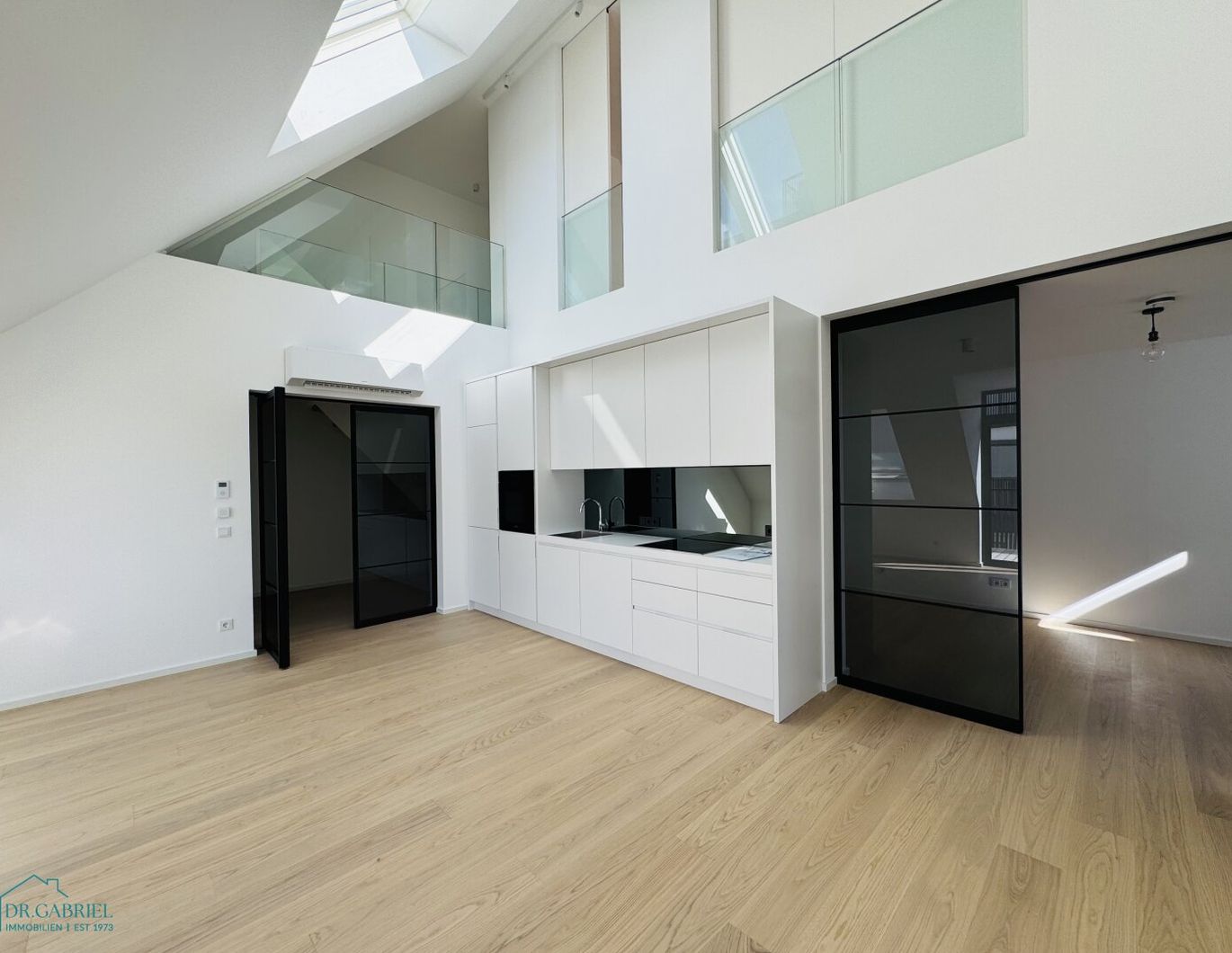 EXCLUSIVER ERSTBEZUG - DACHWOHNUNG MIT FREIFLÄCHEN