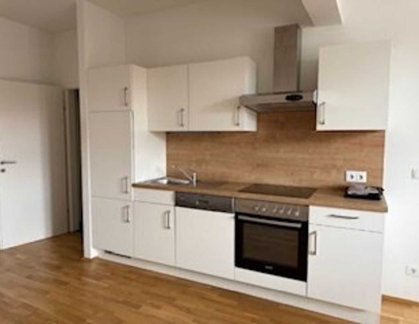 Klein aber fein: Charmante, lichtdurchflutete Dachgeschoßwohnung in zentraler Lage: geräumige 1 Zimmerwohnung, moderne Küchen- und Badausstattung, modern saniert!