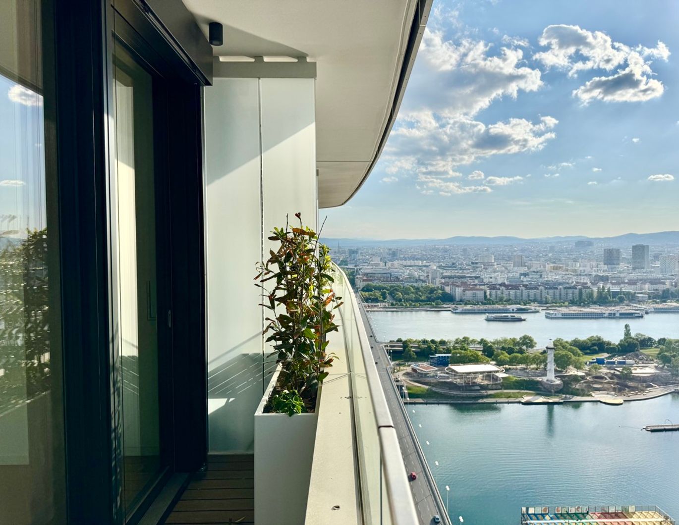 DANUBEFLATS - 30. Stock: Exklusive XXL-2-Zimmer Wohnung. Elevate your Lifestyle