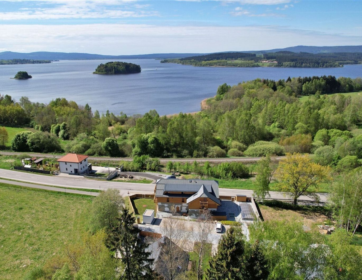 LIPNO REAL: Modernes 1-Zimmer-Apartment mit Balkon und Pool - Na Hůrce