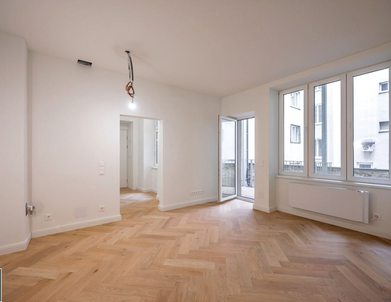 ** Sanierte 2-Zimmer-Altbau Wohnung mit Balkon in hofseitiger Lage - guter Lage **