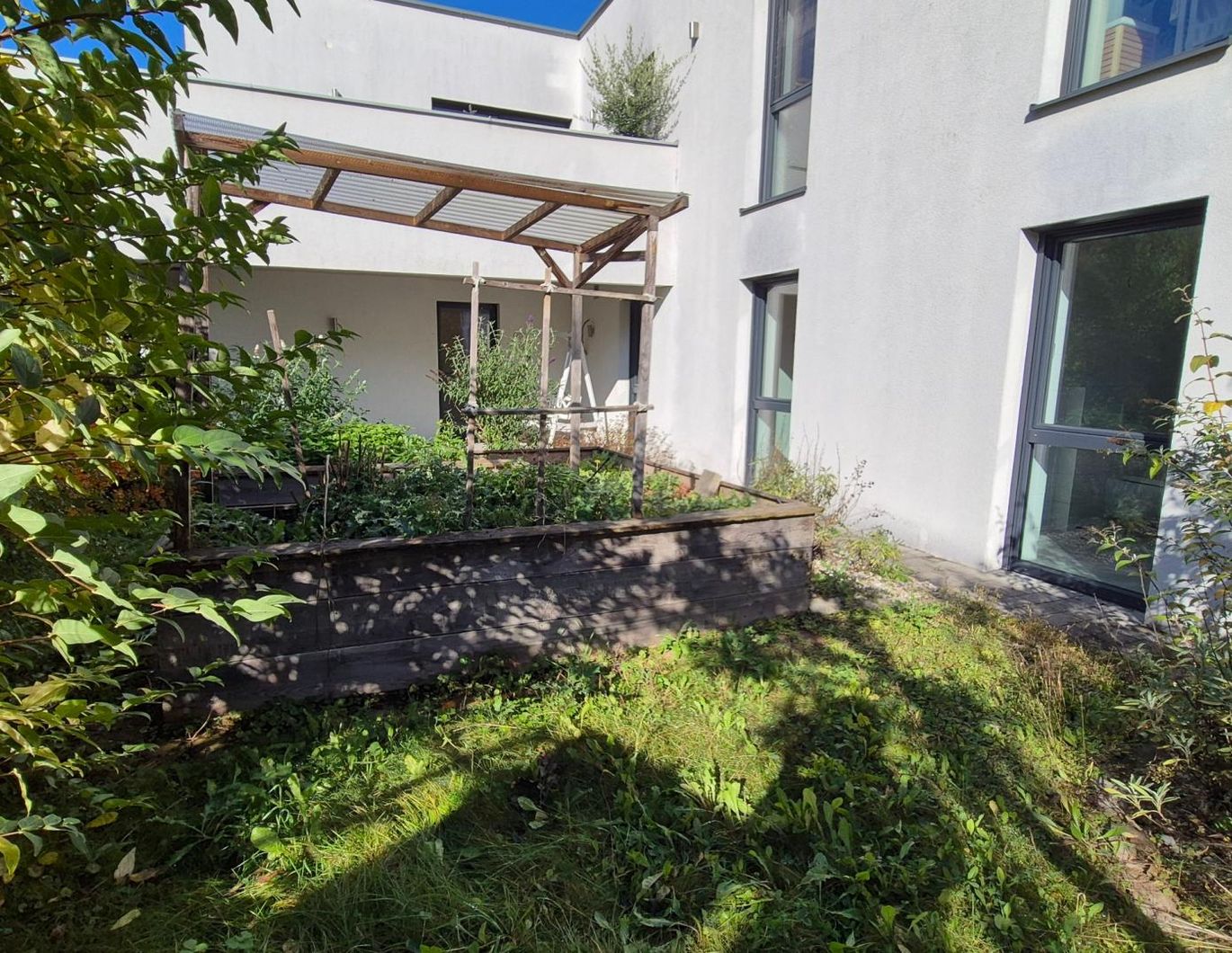HAUSETAGE MIT GARTEN IN ZENTRALER UND SEHR RUHIGER LAGE