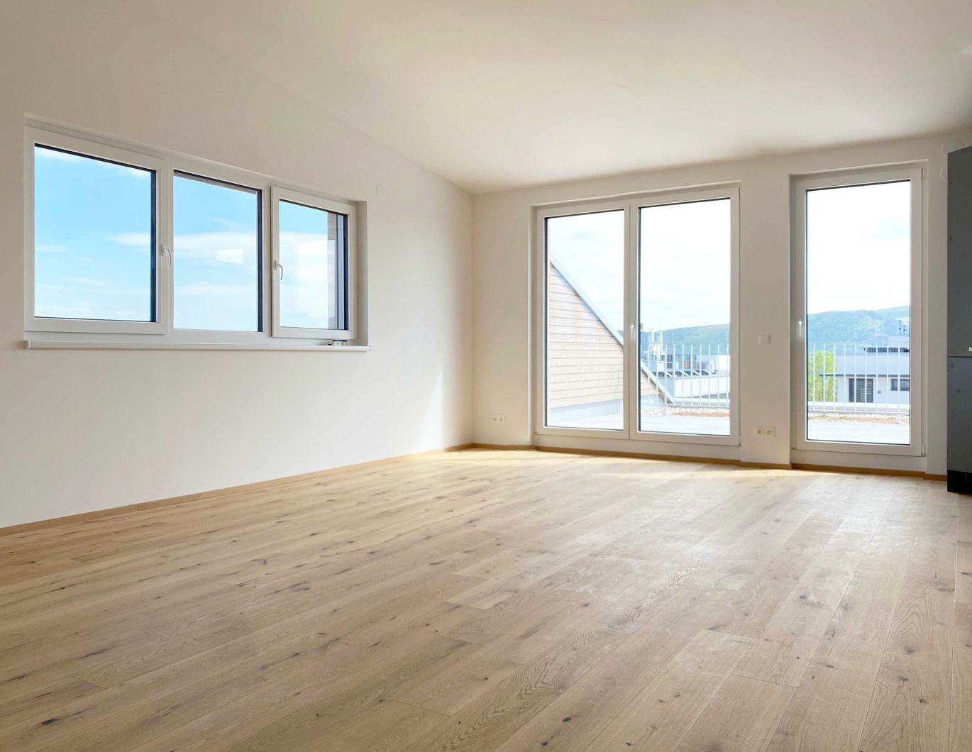 Helle und sehr gut ausgestatte Dachgeschoßwohnung mit großer Terrasse und Tiefgaragenplätzen