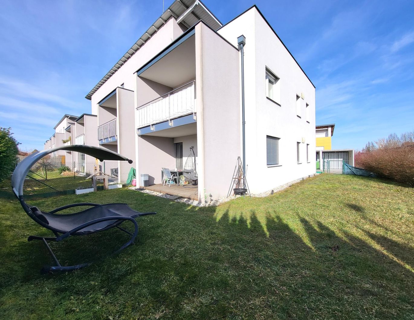 Erdgeschosswohnung mit Eigengarten, Carport und Stellplatz