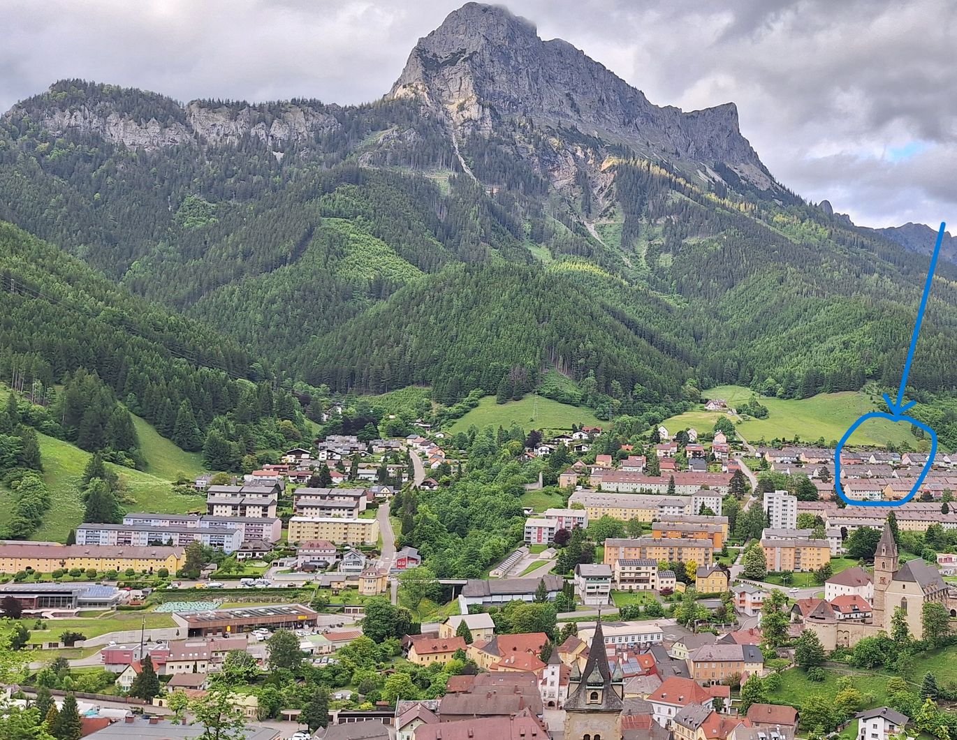 Massives Reihenhaus (3,5 Zimmer), prompt beziehbar, mit Garten und Parkplätzen