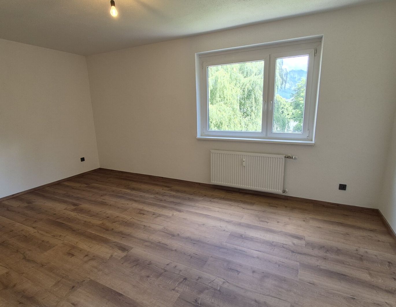 4-ZIMMERWOHNUNG MIT BALKON (VOLLSANIERT)