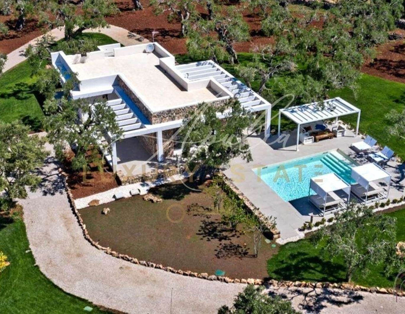 NEUE VILLA MIT POOL GLEICH BEIM MEER !