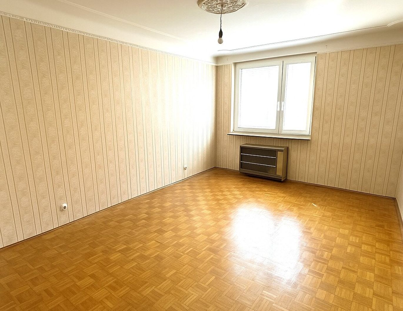 Sanierungsbedürftige 4-Zimmer-Wohnung mit Freiflächen - in Top-Lage des 19. Bezirks