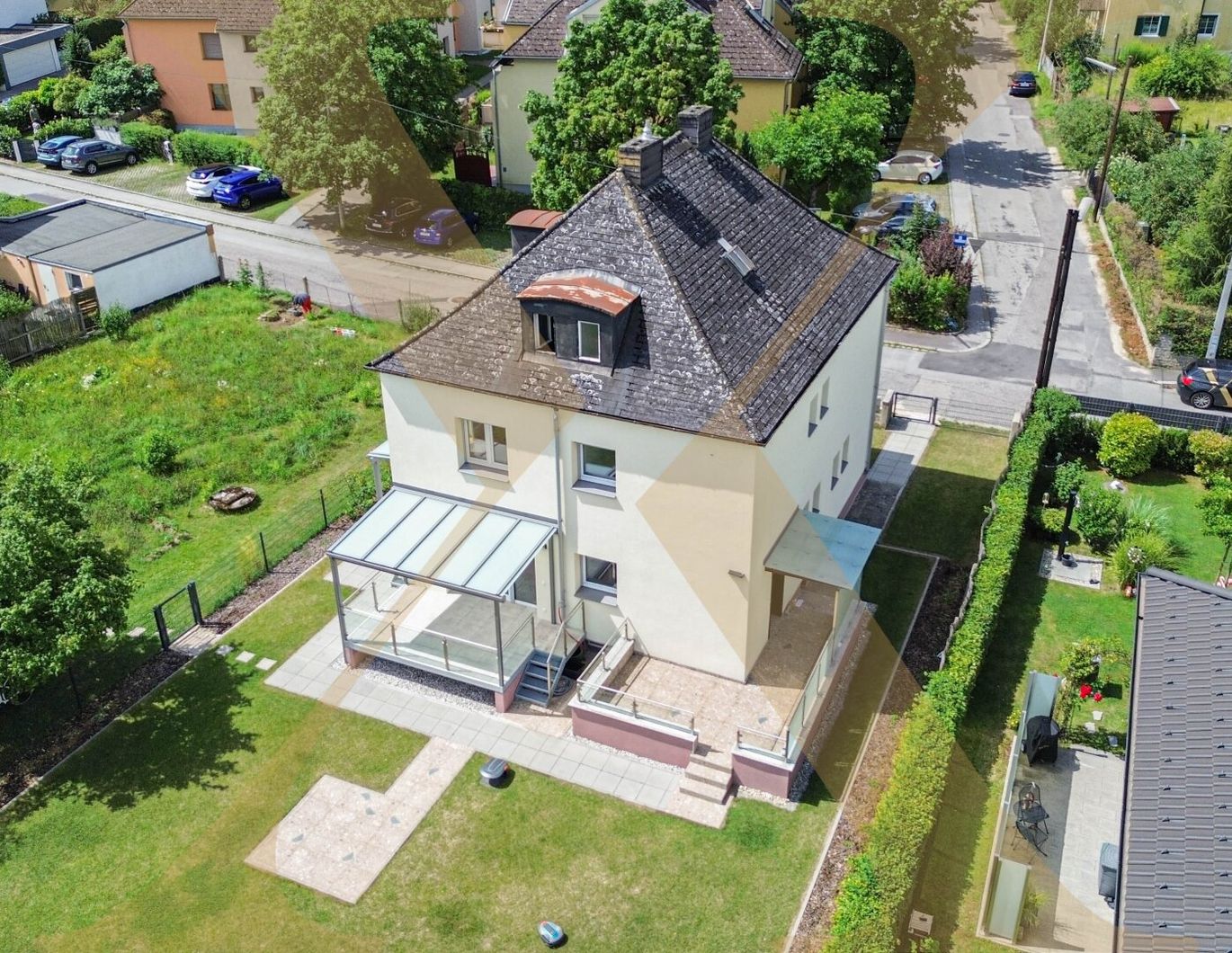 Großzügiges Einfamilienhaus mit großem Garten und Terrassen 
