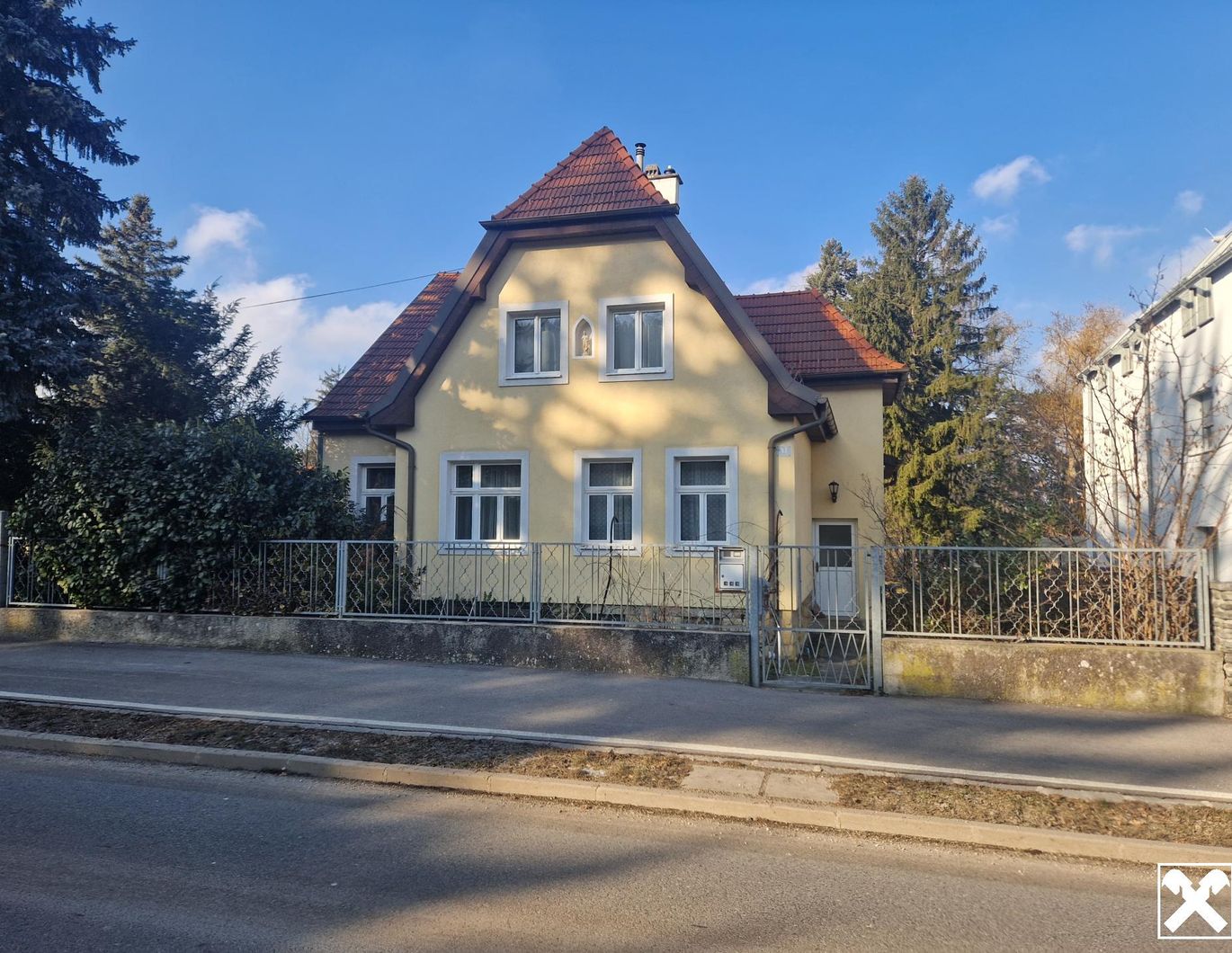SANIERUNGSBEDÜRFTIGE VILLA IM JUGENDSTIL MIT TRAUMHAFTEM GARTEN SAMT ALTBAUMBESTAND IN ALLERBESTER WOHN- UND ZENTRUMSLAGE