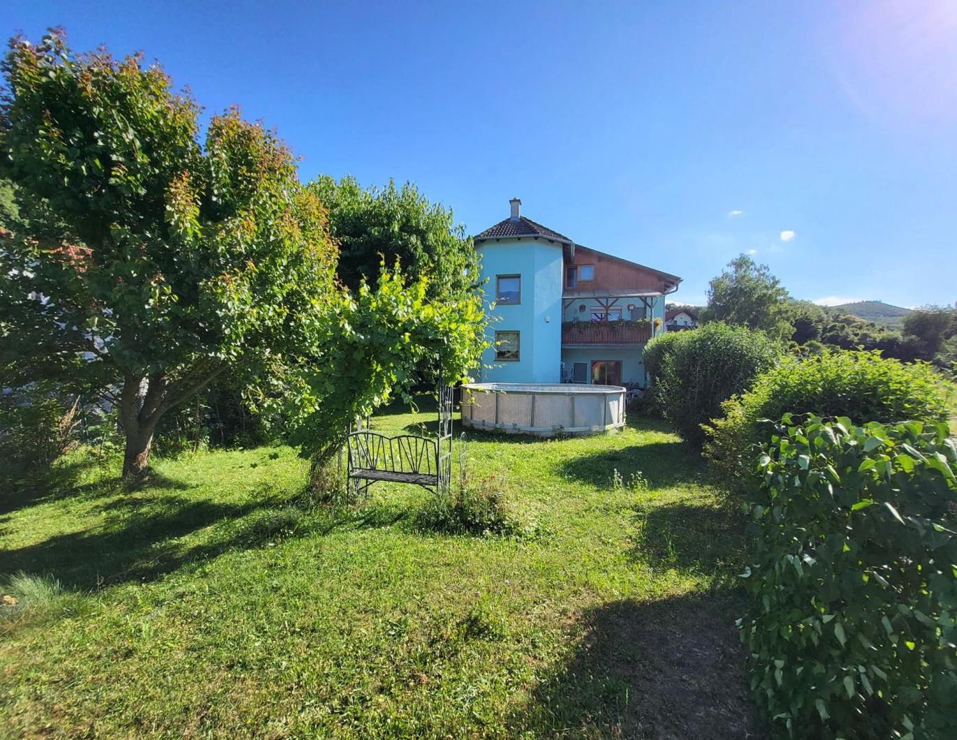 GERÄUMIGES ECKREIHENHAUS MIT GROSSEM GARTEN IN IDYLLISCHER LÄNDLICHER LAGE