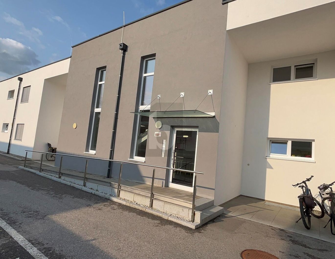 SONNIGE MODERNE GARTENWOHNUNG