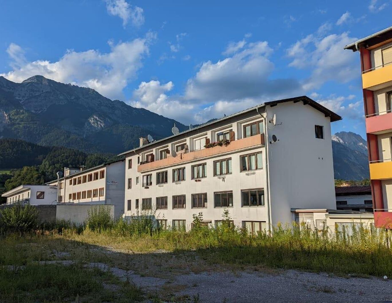 Ideal für Anleger und Firmen!! Es gibt ein Gewerbeobjekt mit 5 Garconnieren und einer 2 Zimmerwohnung in Innsbruck zu erwerben.