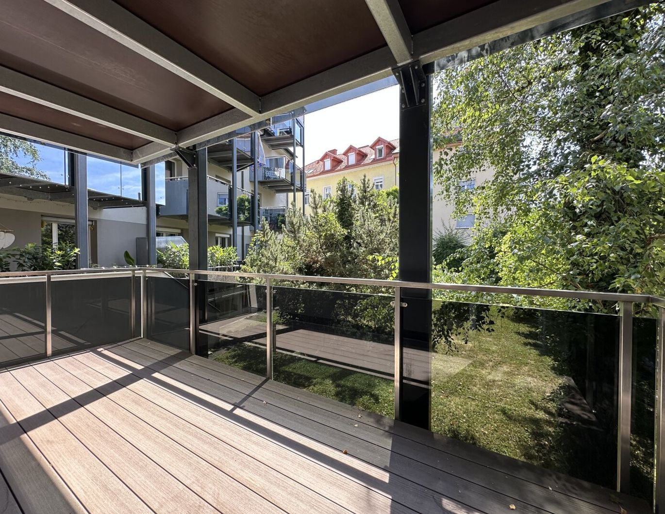 Helle 2,5-Zimmer-Wohnung mit Extraküche und großem Balkon mit Gartenblick