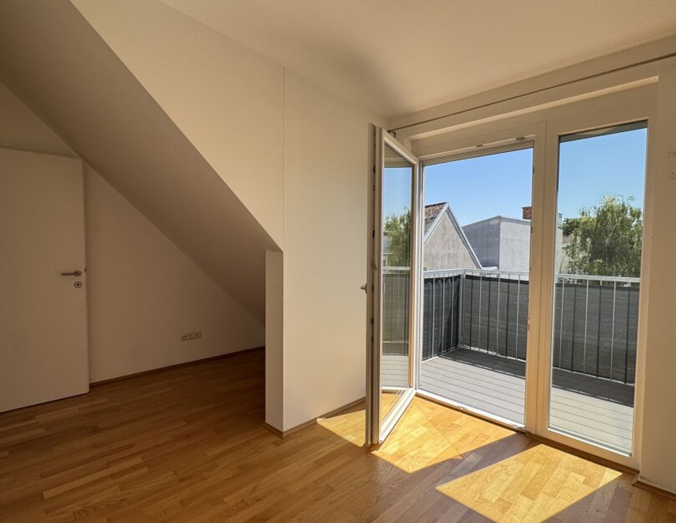 ***Moderne 2-Zimmer-Dachgeschosswohnung mit zwei Balkonen in Ruhelage nahe U1***
